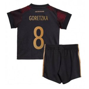 Kids Duitsland Leon Goretzka #8 Uit tenue WK 2022 Korte Mouw (+ Korte broeken)