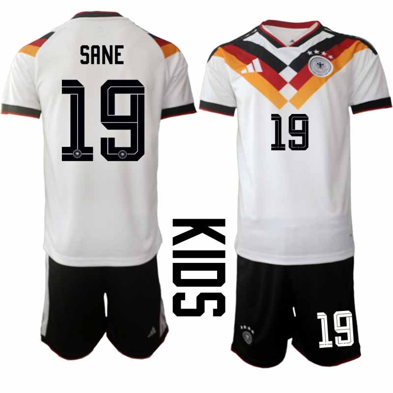 Duitsland WK 2026 Thuistenue Kinderen Leroy Sané #19 Voetbalshirt + Shorts Duitsland WK 2026 Thuistenue Kinderen Leroy Sané #19 Voetbalshirt + Shorts
